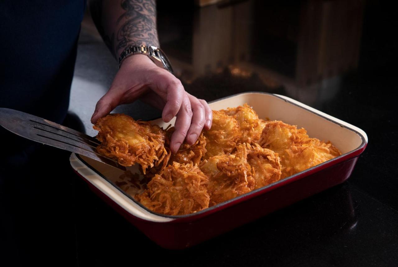 คิวที ควีนส์ทาวน์ Hotel ภายนอก รูปภาพ A casserole being served