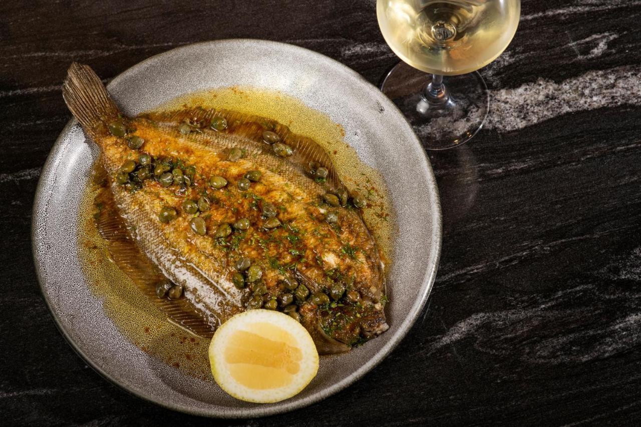 คิวที ควีนส์ทาวน์ Hotel ภายนอก รูปภาพ A turbot prepared in a French restaurant