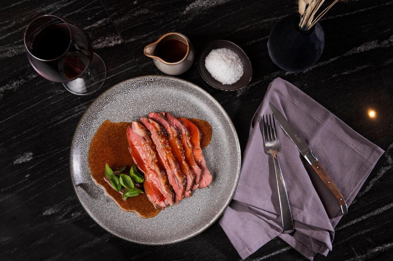 คิวที ควีนส์ทาวน์ Hotel ภายนอก รูปภาพ A plate of steak and red wine