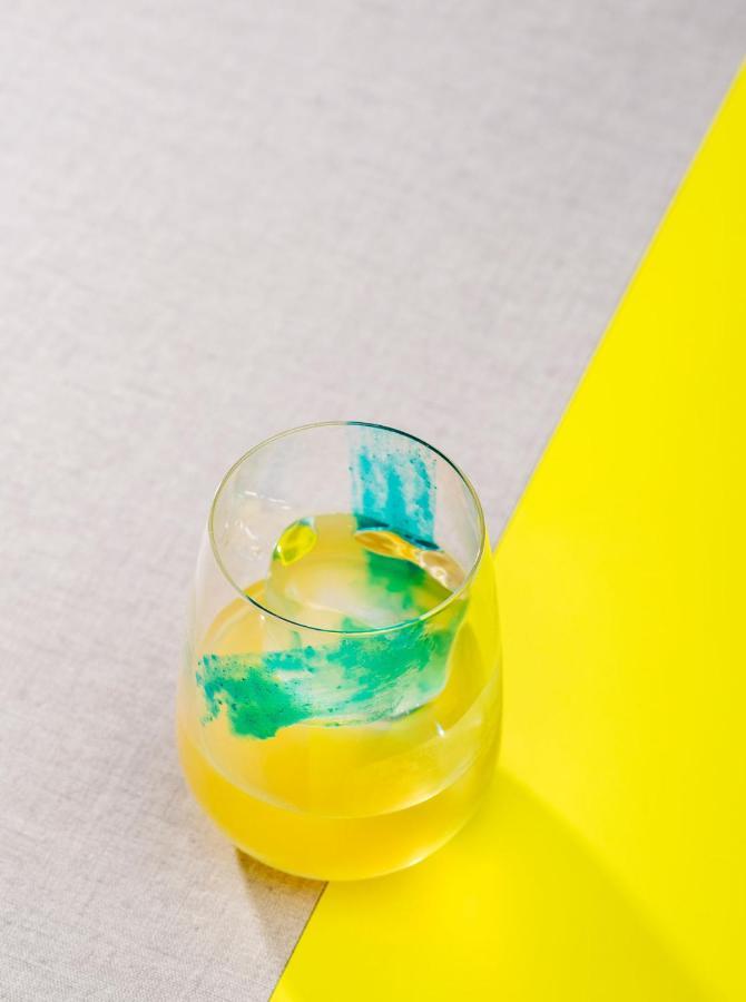 คิวที ควีนส์ทาวน์ Hotel ภายนอก รูปภาพ A glass of yellow and blue paint