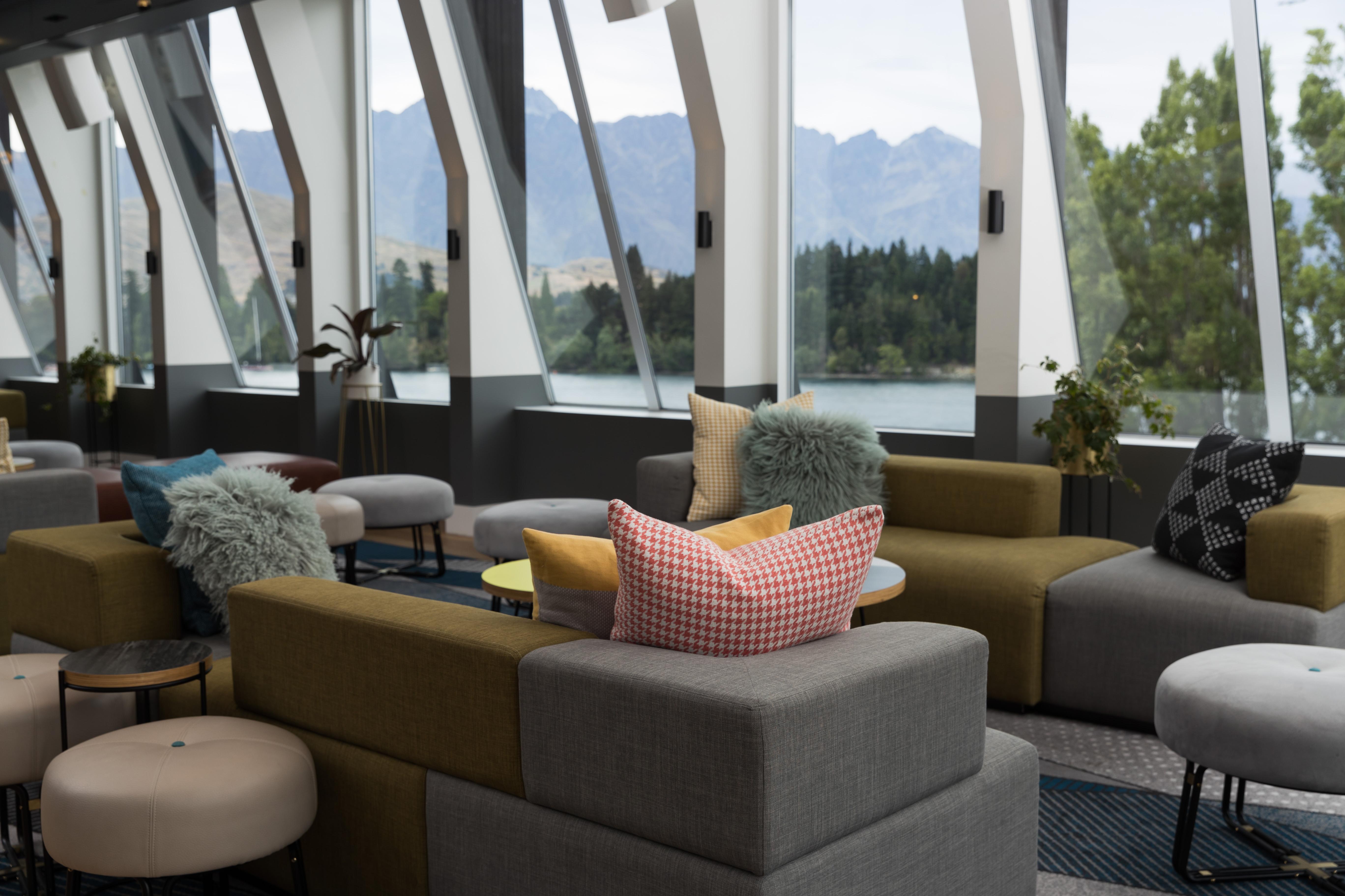 คิวที ควีนส์ทาวน์ Hotel ภายนอก รูปภาพ The lounge at Queenstown Airport