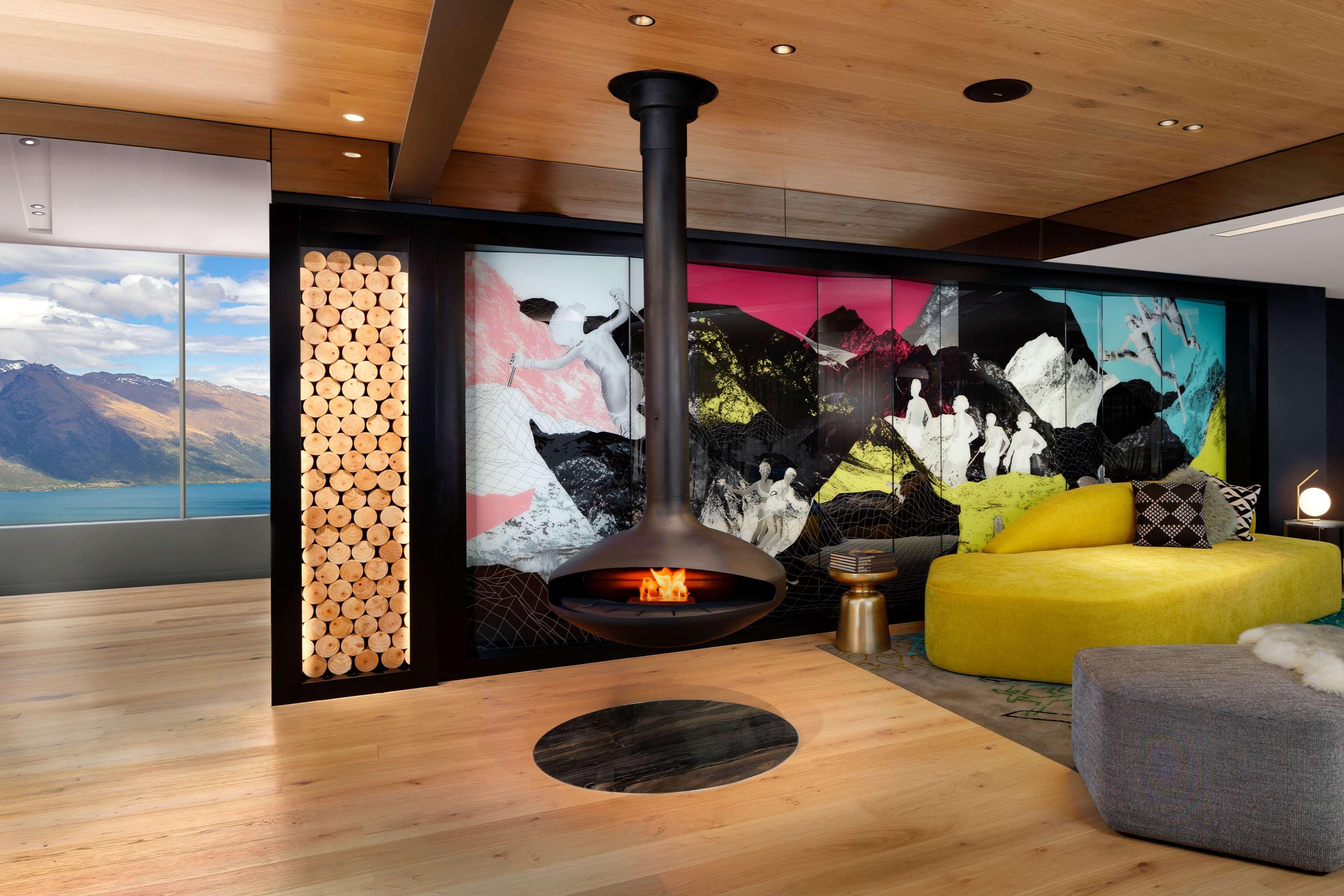 คิวที ควีนส์ทาวน์ Hotel ภายนอก รูปภาพ A suspended fireplace