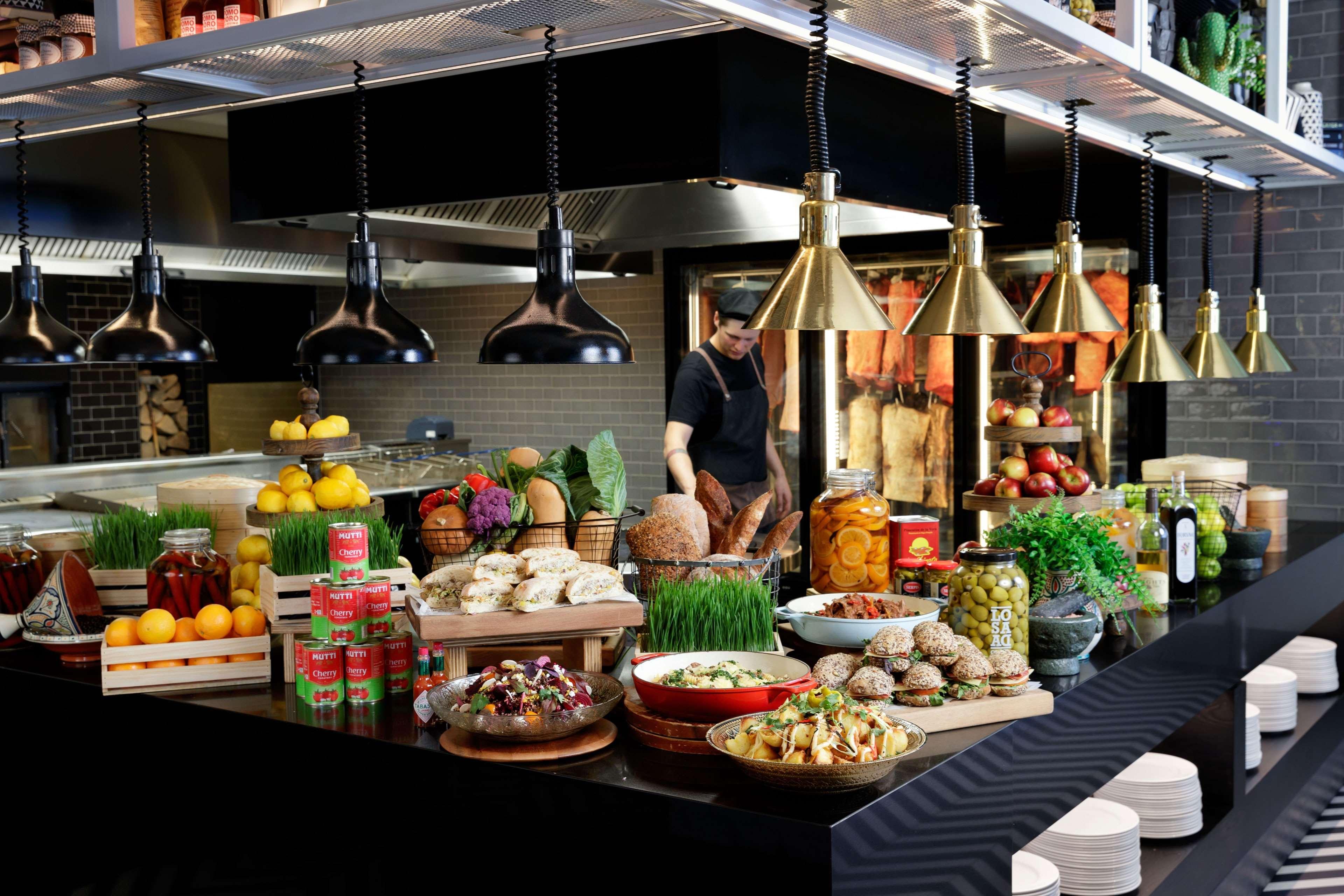 คิวที ควีนส์ทาวน์ Hotel ภายนอก รูปภาพ A buffet at a restaurant