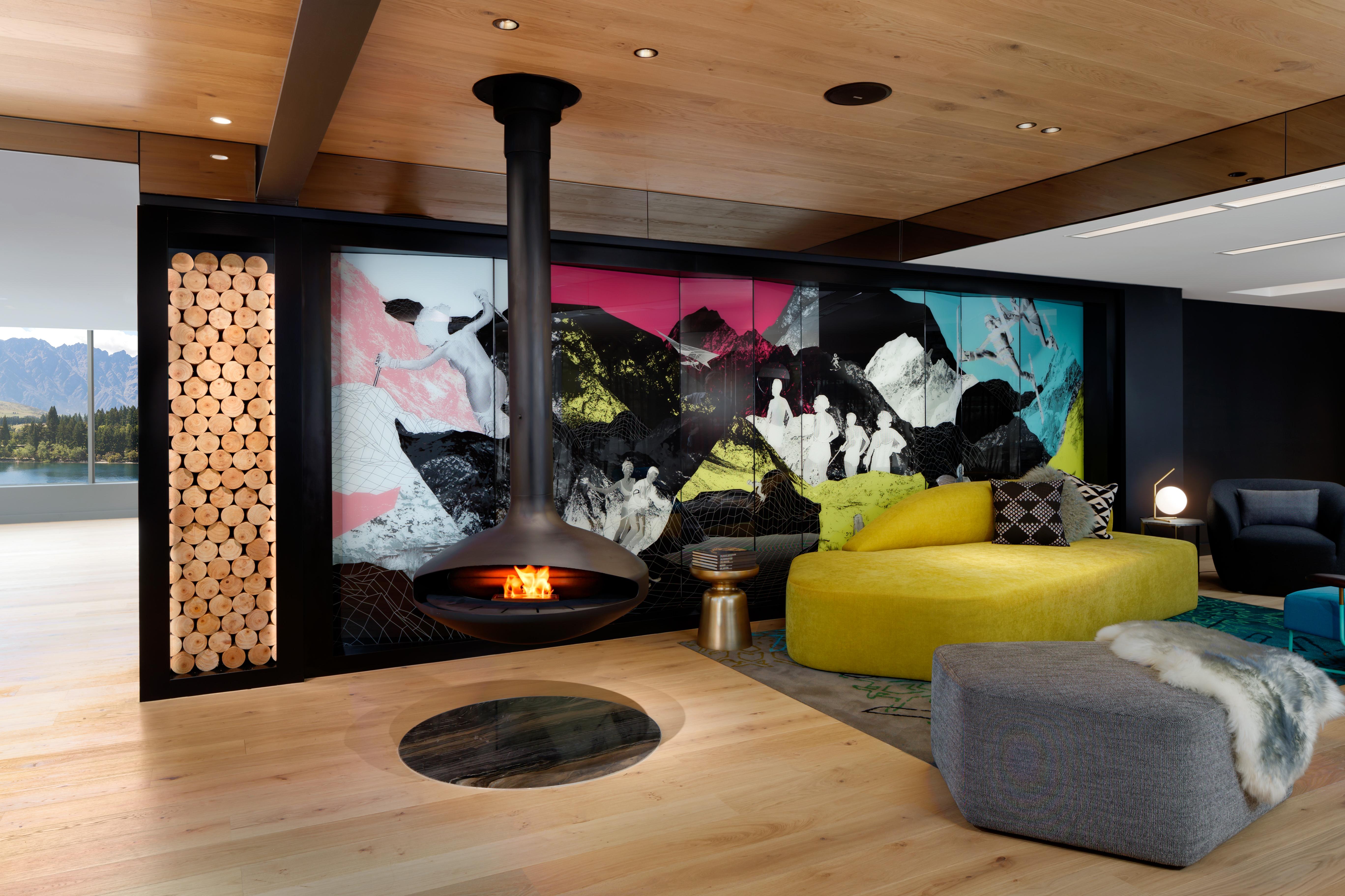 คิวที ควีนส์ทาวน์ Hotel ภายนอก รูปภาพ A fireplace in a private home
