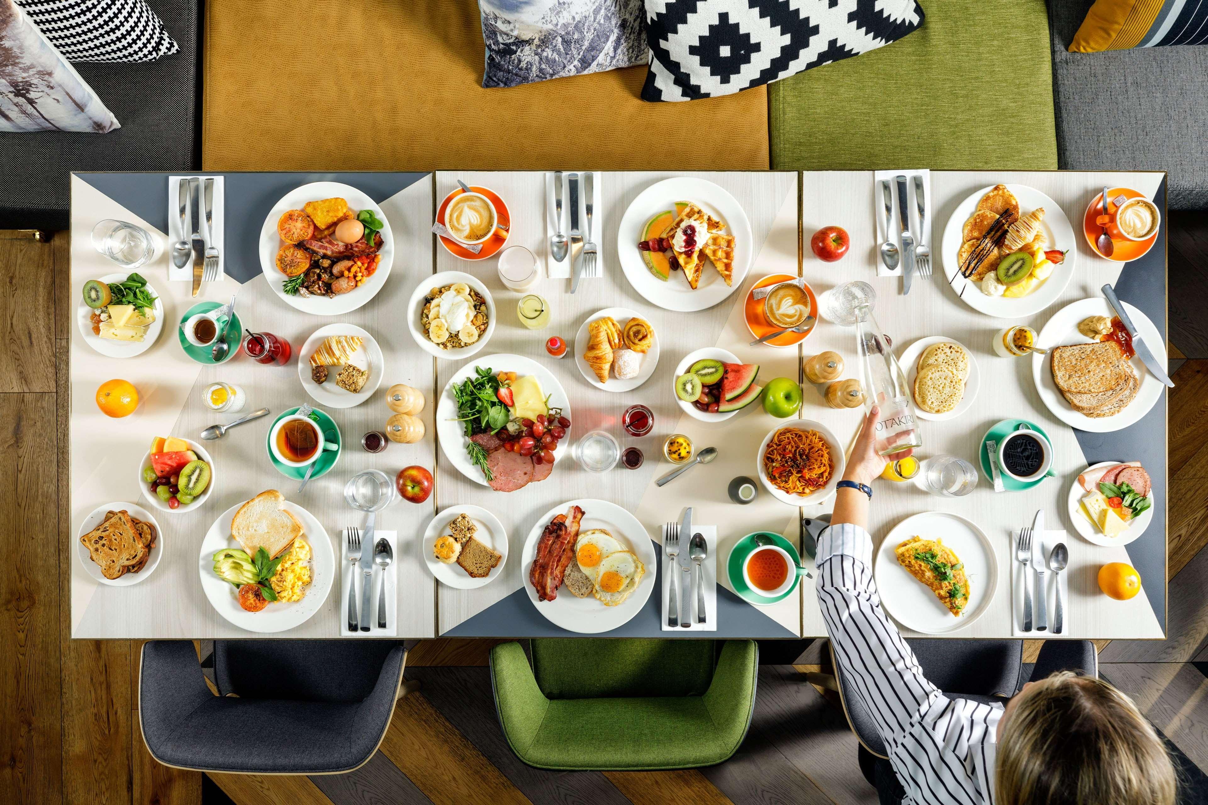 คิวที ควีนส์ทาวน์ Hotel ภายนอก รูปภาพ A typical breakfast buffet