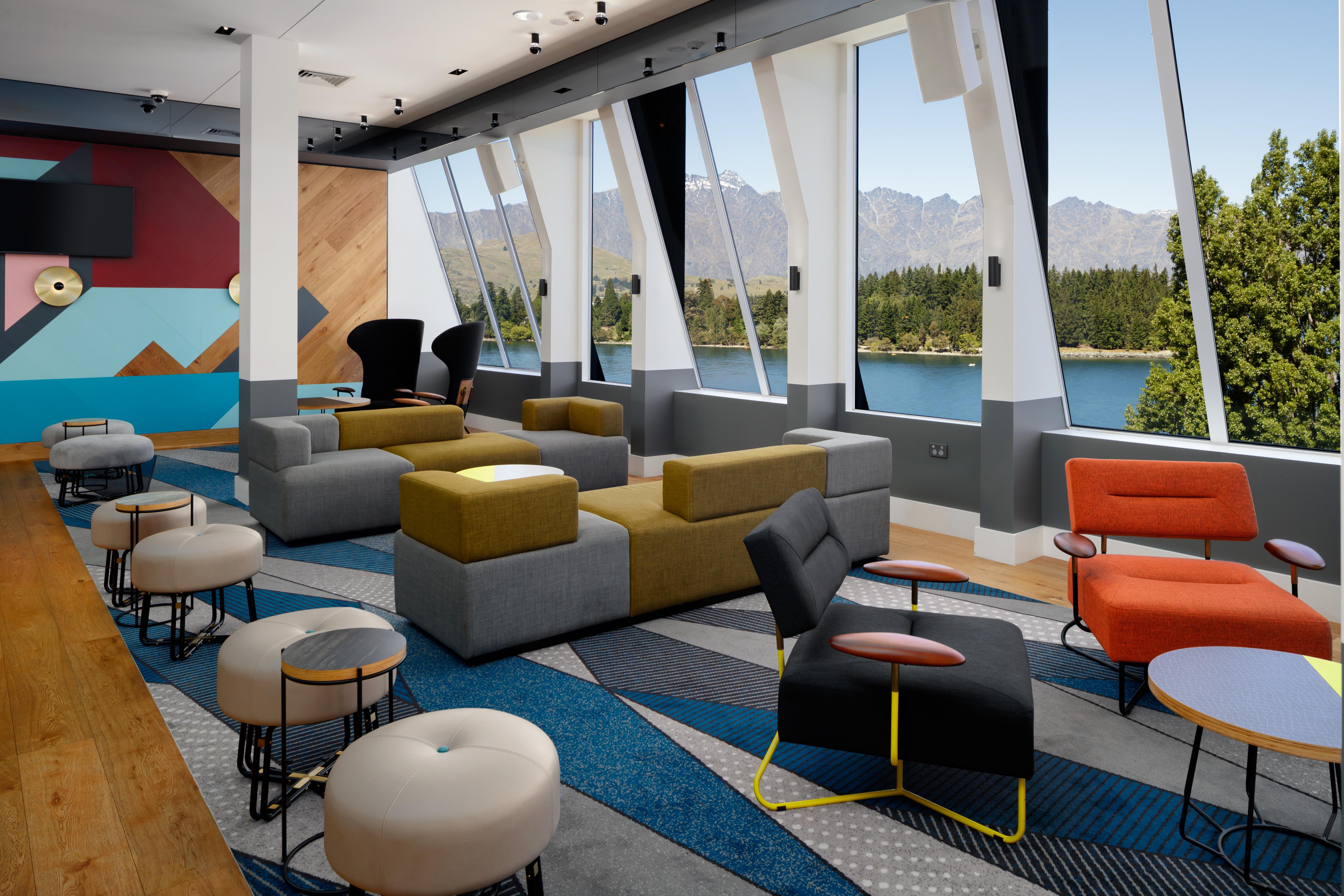 คิวที ควีนส์ทาวน์ Hotel ภายนอก รูปภาพ The lounge at Queenstown Airport