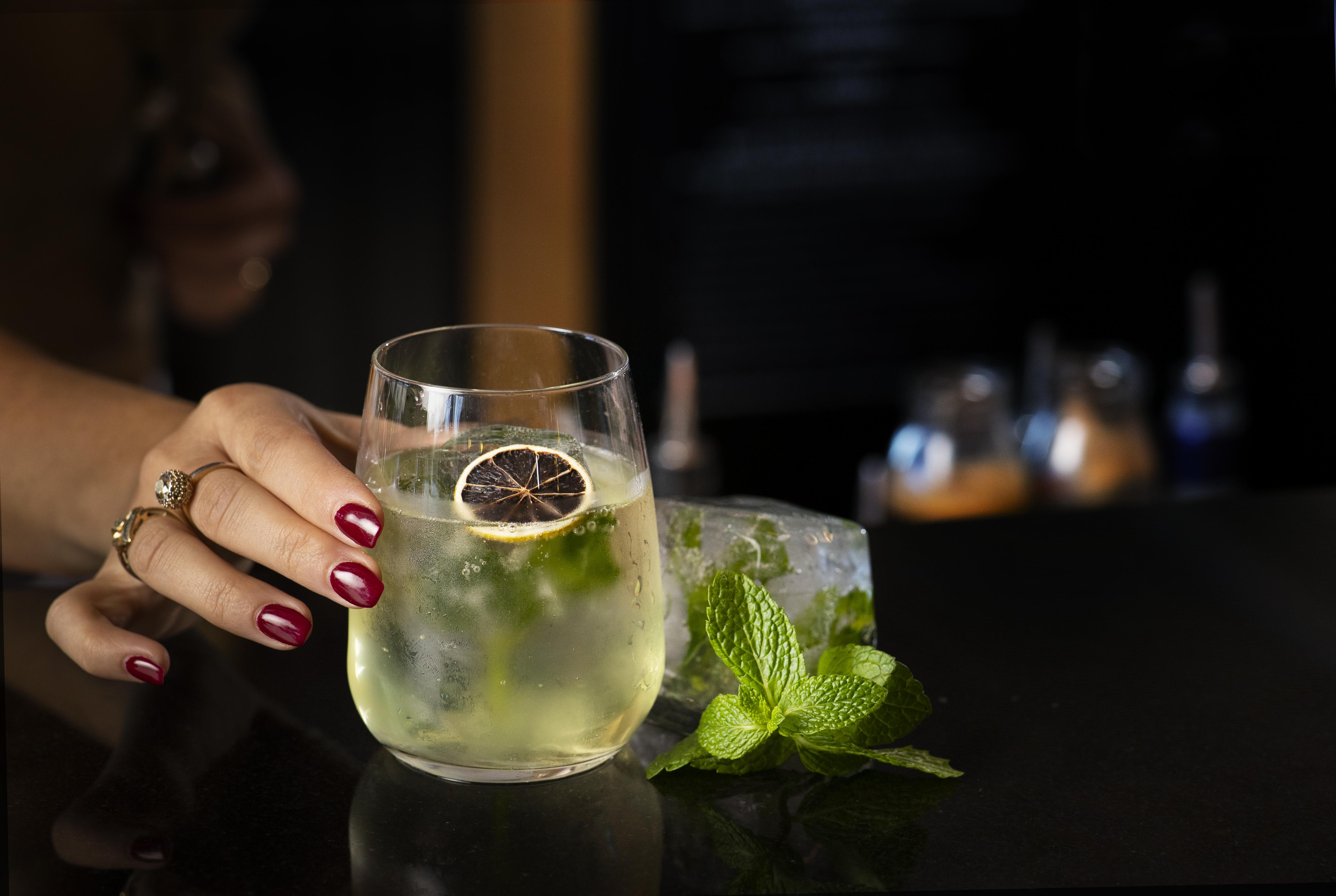 คิวที ควีนส์ทาวน์ Hotel ภายนอก รูปภาพ A glass of lemon soda