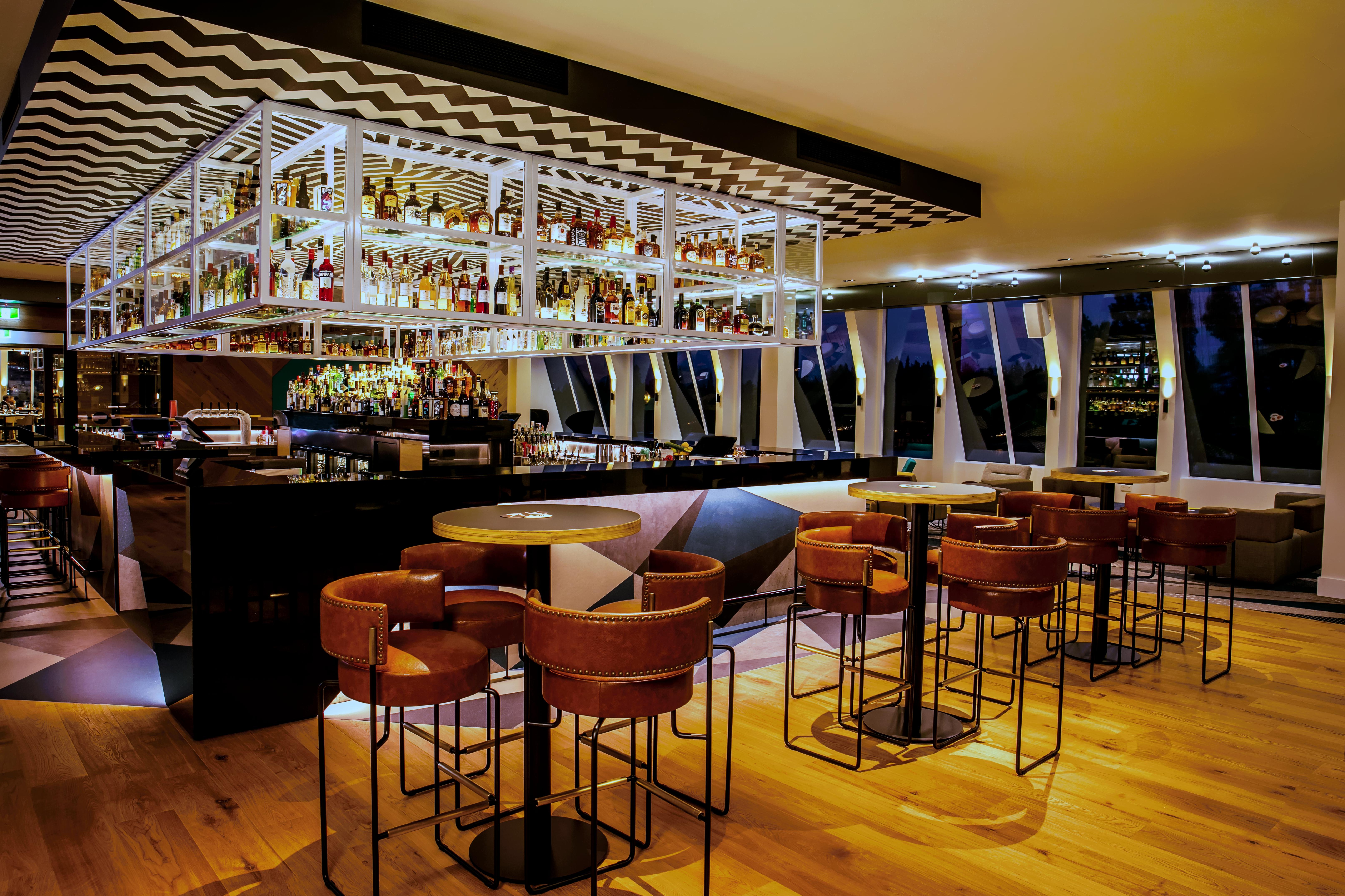 คิวที ควีนส์ทาวน์ Hotel ภายนอก รูปภาพ The bar at the 12th floor