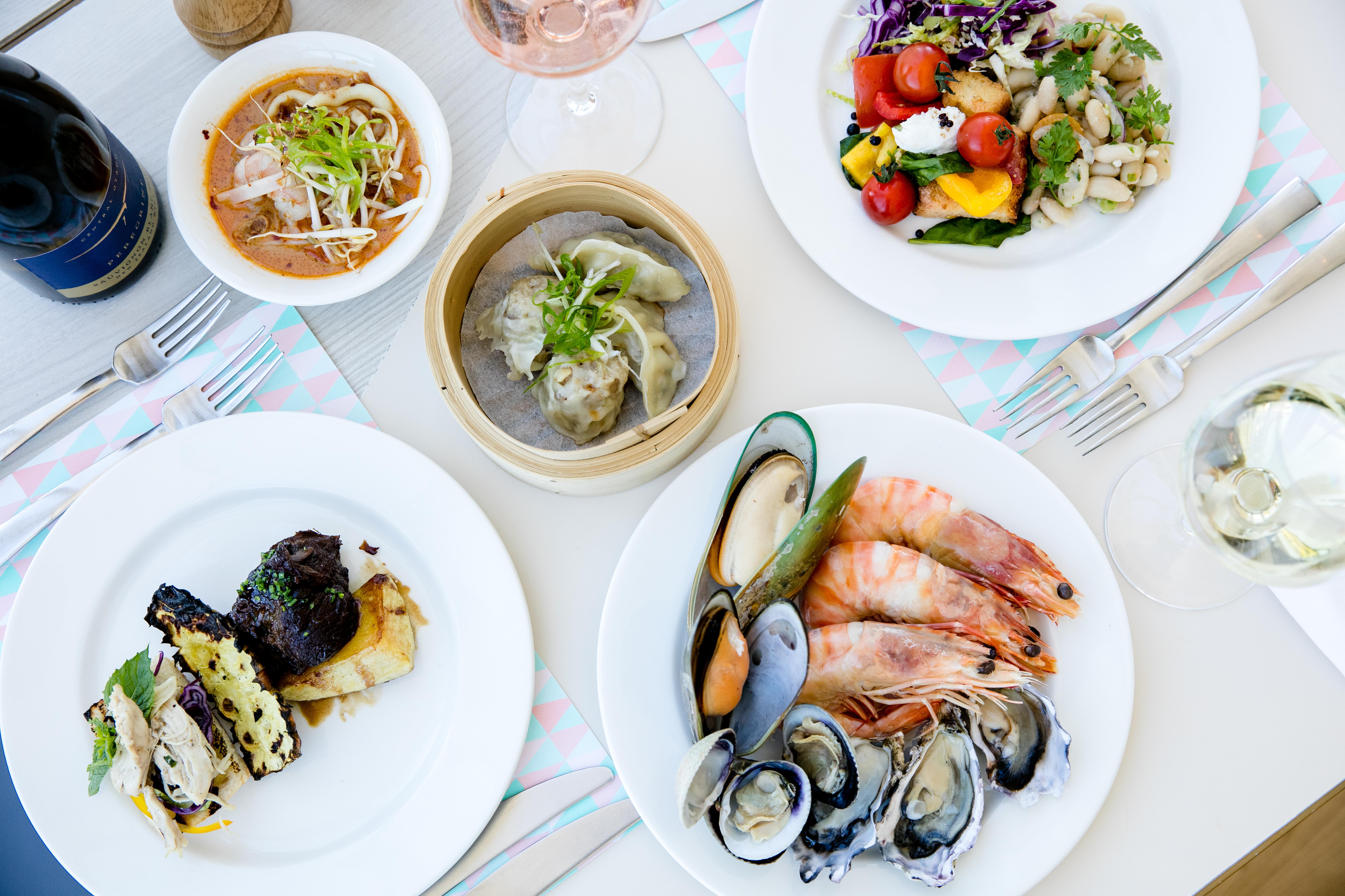 คิวที ควีนส์ทาวน์ Hotel ภายนอก รูปภาพ A selection of dishes at the restaurant